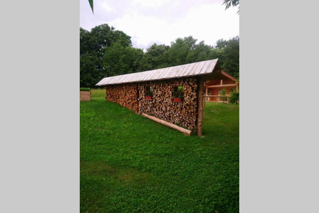 Hut At The Forest Male Brusnice Exterior photo