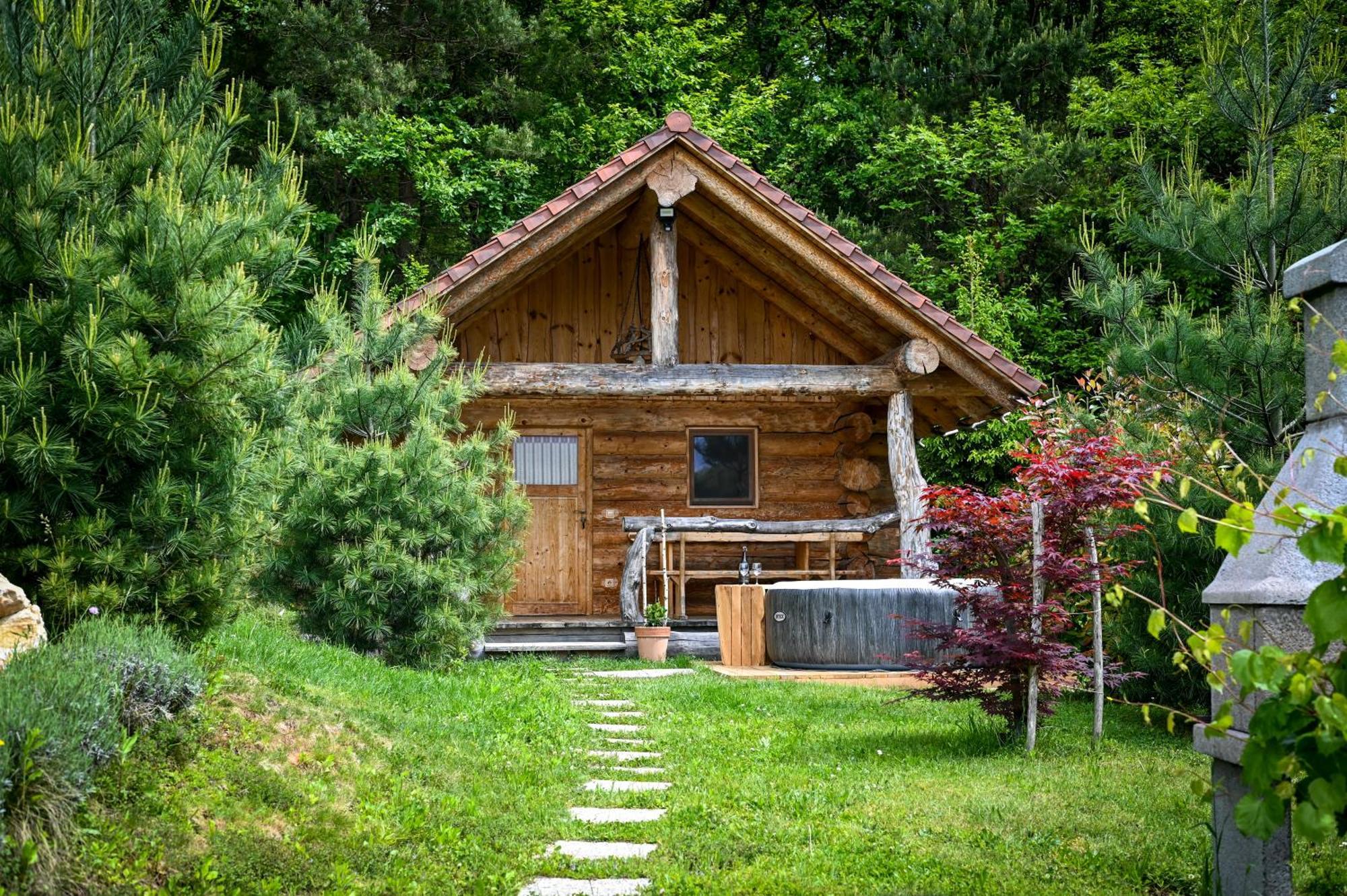 Hut At The Forest Male Brusnice Exterior photo